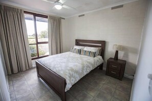 4 bedrooms, iron/ironing board, bed sheets