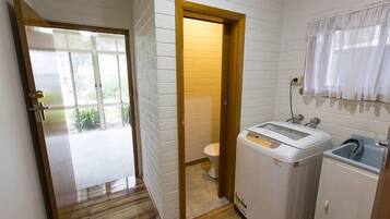 Een douche, handdoeken, toiletpapier