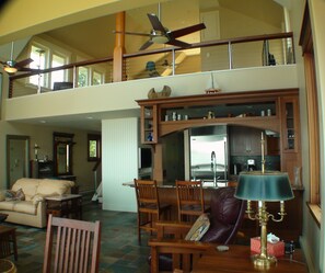 Smart TV, DVD player, books - Wake up to a stunning year-round Narragansett Bay, bridge, & lighthouse view (Portsmouth)