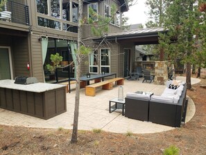 Outdoor dining - Sunriver retreat; 5bed, 4primarysuite,Theatre rm!! (Sunriver)