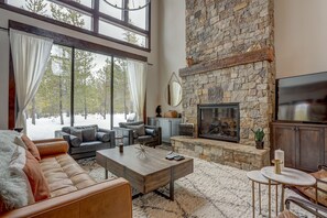 Télévision à écran plat, cheminée, jeux vidéo, Netflix