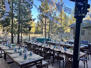 Outdoor dining - Sunriver retreat; 5bed, 4primarysuite,Theatre rm!! (Sunriver)