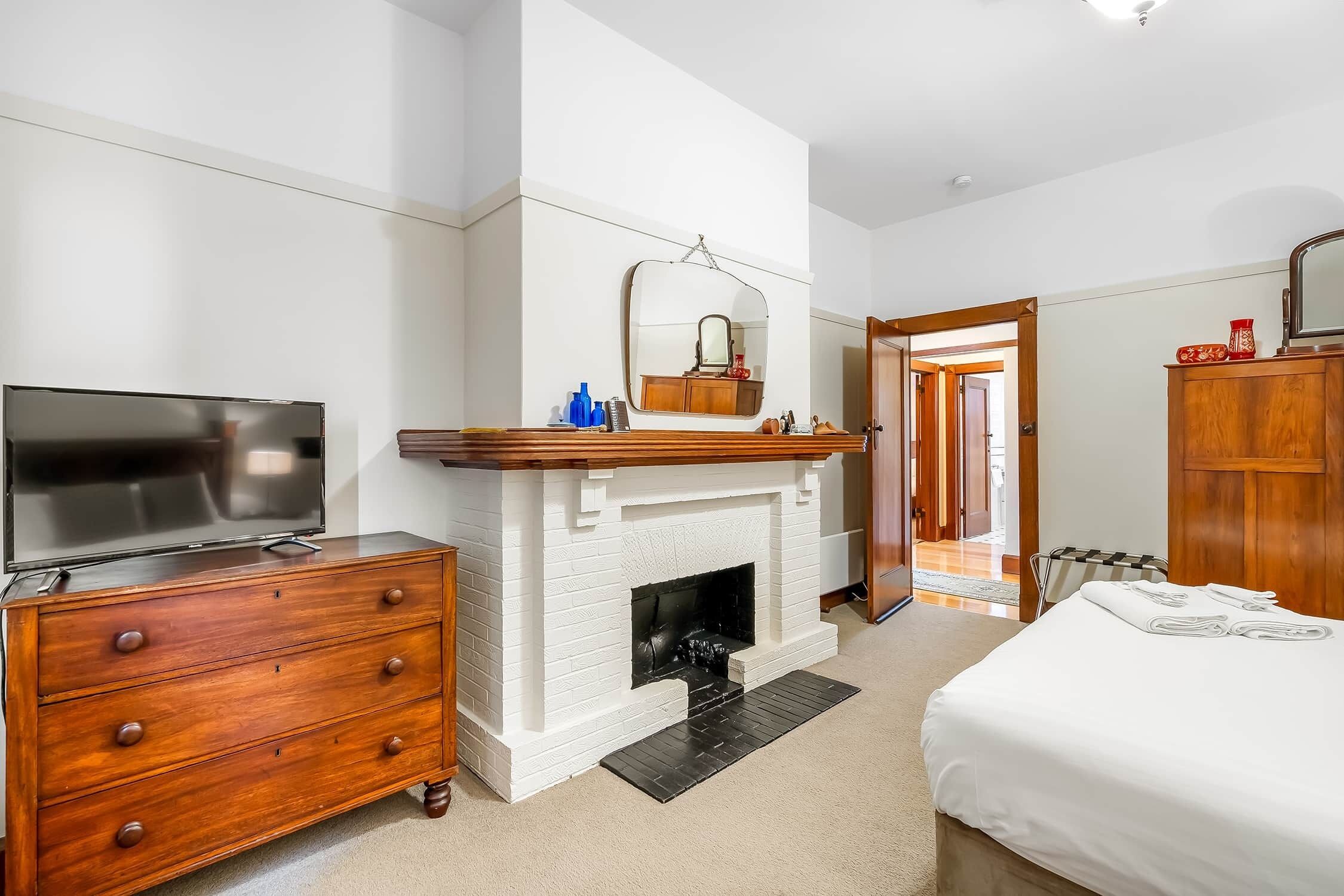 4 bedrooms, desk, iron/ironing board, travel cot