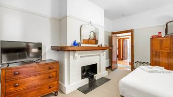 4 bedrooms, desk, iron/ironing board, travel crib