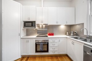 Réfrigérateur, four à micro-ondes, un four, surface de cuisson