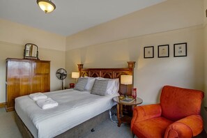 4 chambres, bureau, fer et planche à repasser, lit de bébé portatif