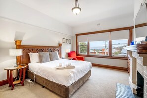 4 dormitorios, escritorio, tabla de planchar con plancha y cuna de viaje