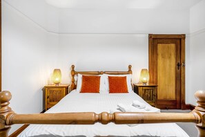 4 habitaciones, escritorio y tabla de planchar con plancha