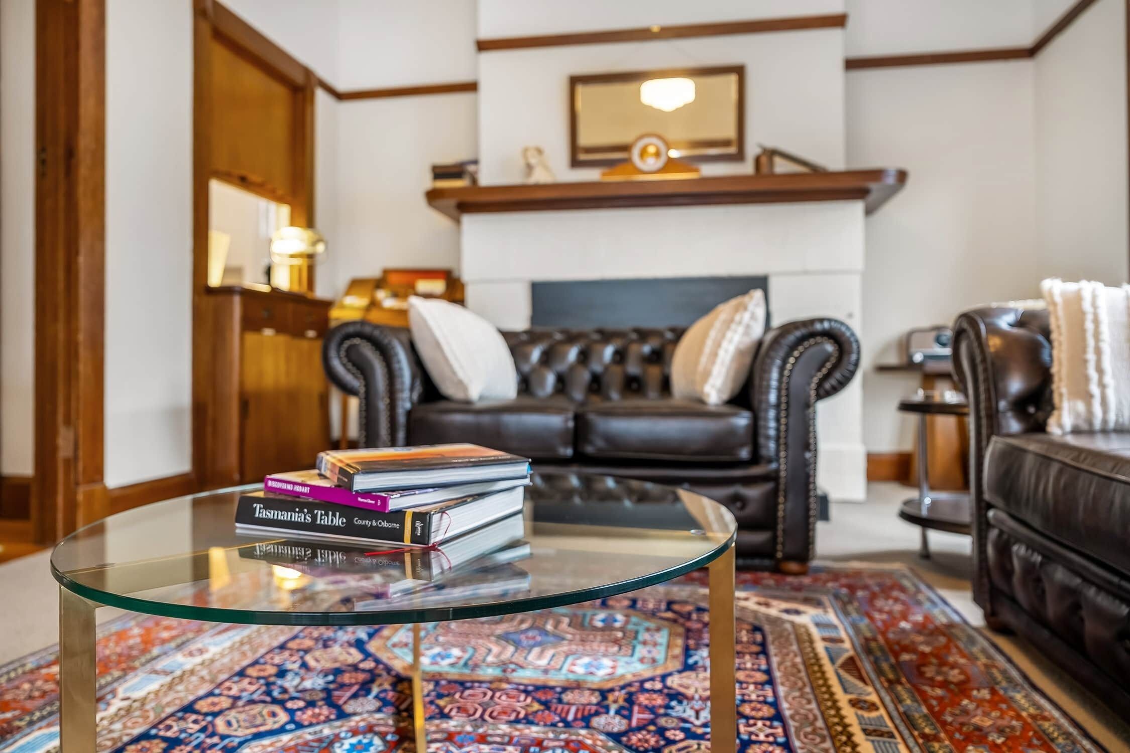 Een smart-tv, een open haard, Netflix en speelgoed