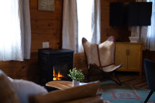 Cabin w private hot tub - dog-friendly