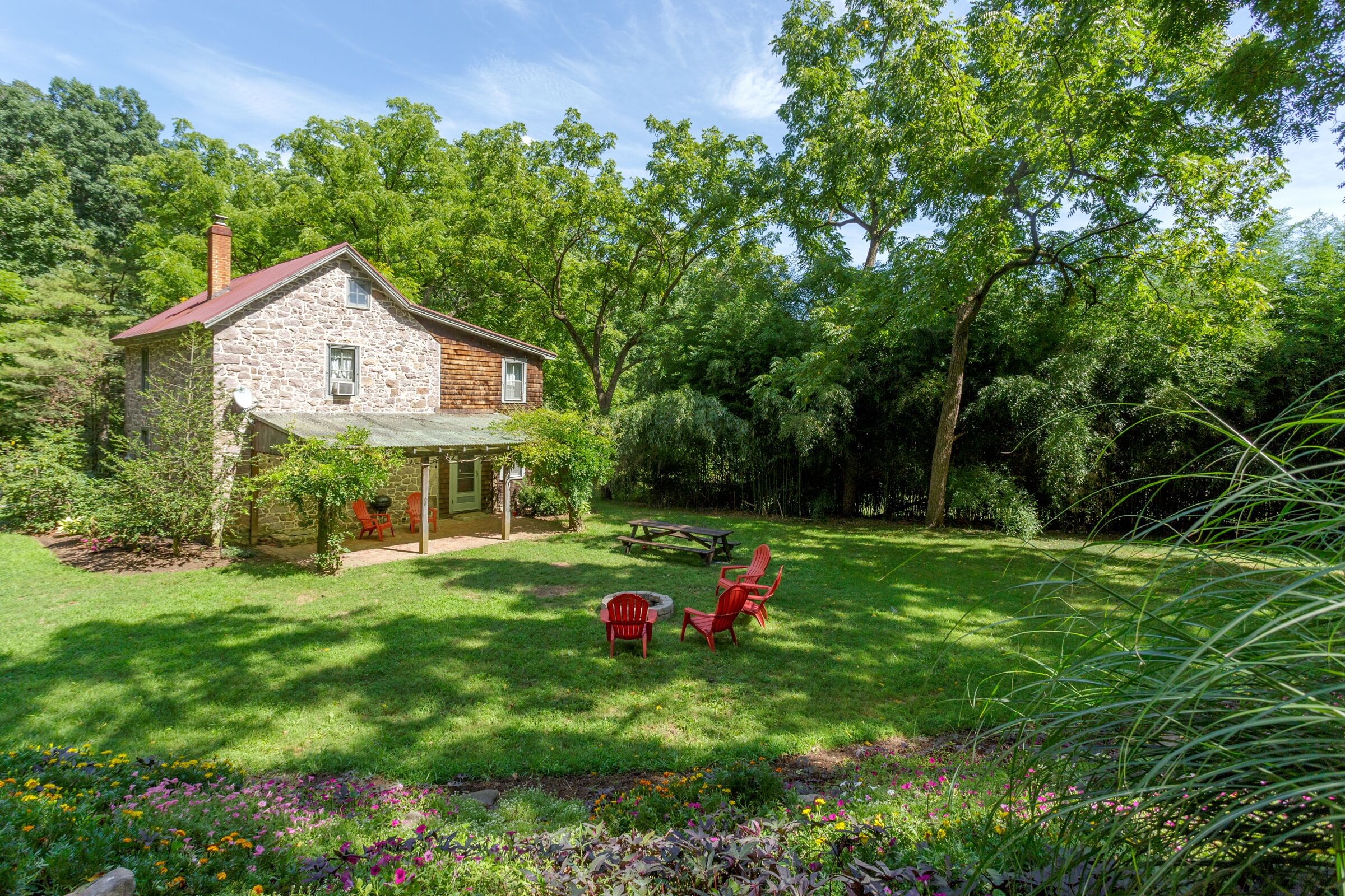 DUTCH COUNTRY COTTAGE, pet friendly and very secluded!