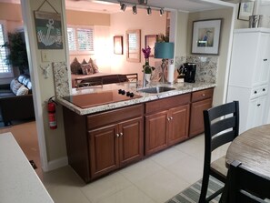 Fridge, microwave, oven, stovetop - Pet Friendly Tropical Studio with Private Kitchen and Bath (Oakland Park)