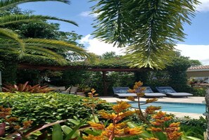 حمّام سباحة خارجي، حمّام سباحة مُدفَّأ