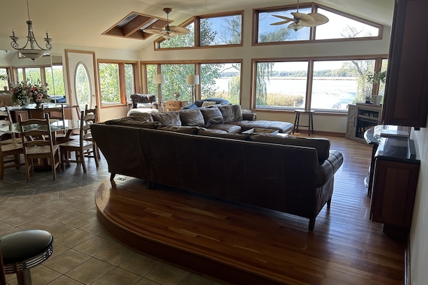 Televisie, videospelletjes, een dvd-speler en tafelvoetbal