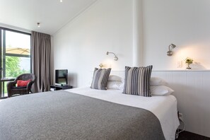 1 bedroom, iron/ironing board, free WiFi, bed sheets - Luxury county guest house with continental breakfast/our own free range eggs (Omarama)