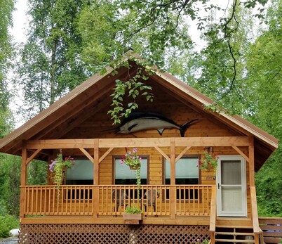 The Marlin House – Cozy King Suite Cabin in Talkeetna
