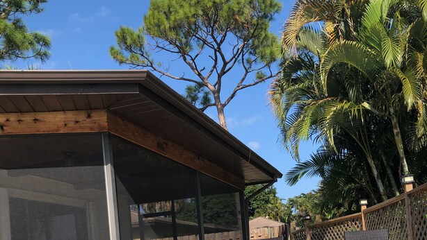 Una piscina d'aigua cristal·lina, envoltada de gandules i una zona coberta per seure.