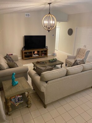 Smart TV, DVD player - Hot tub/Pool over looking Golf course minutes To seagate and clam pass Beach (Naples)