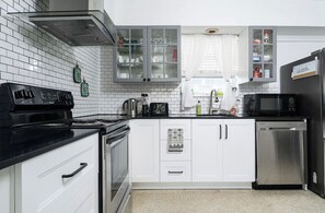 Kylskåp, mikrovågsugn, ugn och spishäll