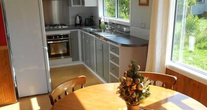 Entspannen Sie sich in einer Lodge MoonShine 2 Bedroom Cottage: Nutztiere, Pool, Bio-Obstgarten!