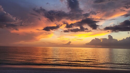 Perfect 5th Floor Beachfront condo at Sea Winds. Weekly rentals permitted.