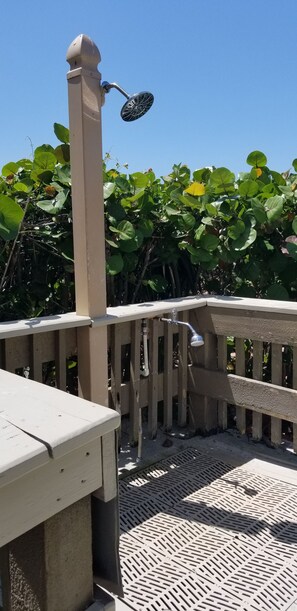 Property grounds - Perfect 5th Floor Beachfront condo at Sea Winds. Weekly rentals permitted. (Marco Island)