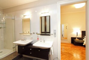 Haartrockner, Bidet, Fußbodenheizung (Badezimmer), Handtücher