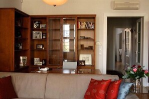 Télévision, lecteur de DVD, livres, vidéothèque