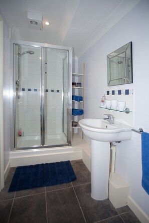 Bathtub - Superb, Ground Floor  City Centre Apartment with private parking for 2 cars (Scarcroft Road York)