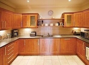 Fridge, microwave, oven, stovetop - Superb, Ground Floor  City Centre Apartment with private parking for 2 cars (Scarcroft Road York)