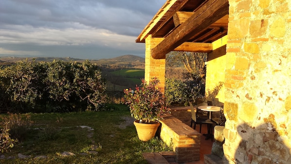 Outdoor dining - HILLTOP APARTMENT WITH GREAT WIEW BETWEEN SIENA AND VOLTERRA (Casole D'Elsa)