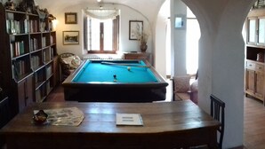 A pool room with a pool table, bookshelves, and a billiard cue rack. - HILLTOP APARTMENT WITH GREAT WIEW BETWEEN SIENA AND VOLTERRA (Casole D'Elsa)