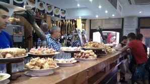 Un buffet proposant une variété de plats et une personne qui sert les clients.