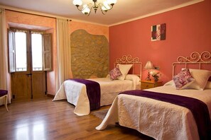 4 bedrooms, iron/ironing board, WiFi, bed sheets