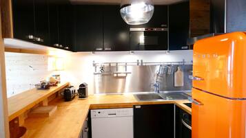 Réfrigérateur, micro-ondes, four, plaque de cuisson