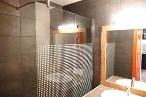 Baignoire, sèche-cheveux, serviettes fournies, savon