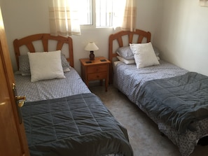 2 chambres, fer et planche à repasser, Wi-Fi, draps fournis