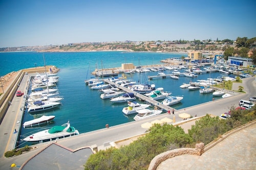 Apartment with great pool 12 min walk to Villamartin Plaza