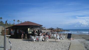 Ligstoelen aan het strand, strandlakens