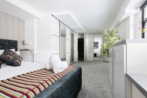 2 habitaciones, caja de seguridad en la habitación y escritorio 