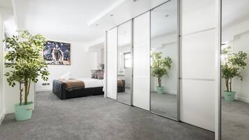 2 bedrooms, in-room safe, desk, free WiFi