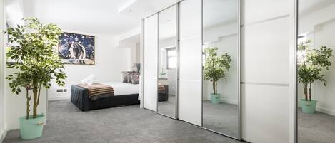 2 habitaciones, caja de seguridad en la habitación y escritorio