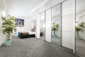 3 bedrooms, in-room safe, desk, free WiFi - London Warehouse 3 bedroom Apartment (London)