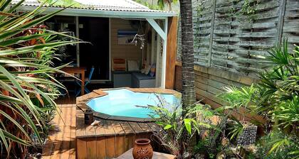 Charming Wooden Bungalow, 100m from the Beach, private pool
