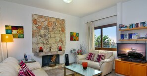 Smart TV, fireplace, DVD player, ping pong