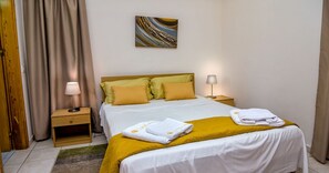 2 chambres, coffre-fort, fer et planche à repasser