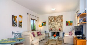 Smart TV, fireplace, DVD player, ping pong