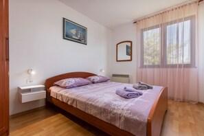 2 bedrooms, iron/ironing board, travel cot, free WiFi
