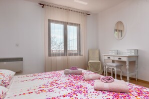 2 bedrooms, iron/ironing board, travel cot, free WiFi