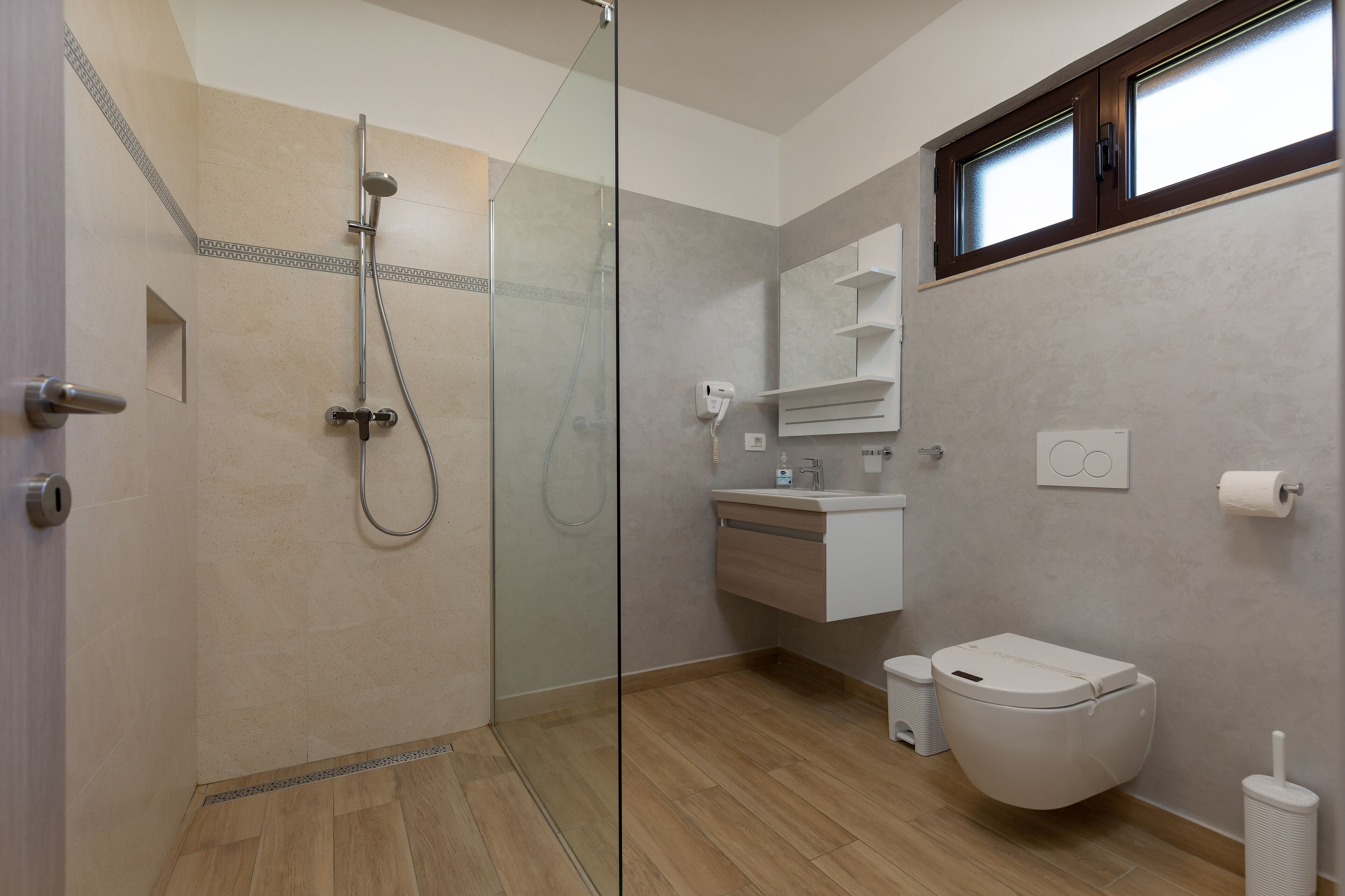 Shower, hair dryer, towels